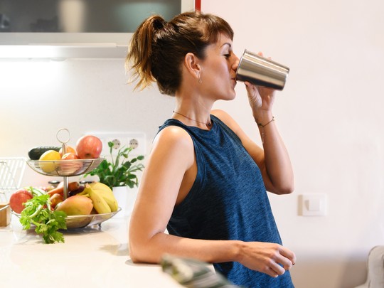 El agua cruda: una moda peligrosa para la salud