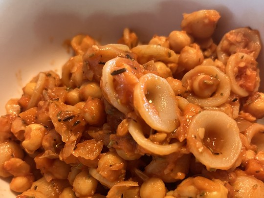 Pasta con garbanzos