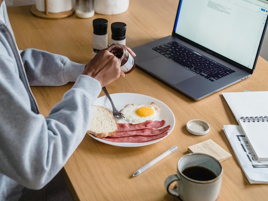 La multitarea también se sienta a la mesa