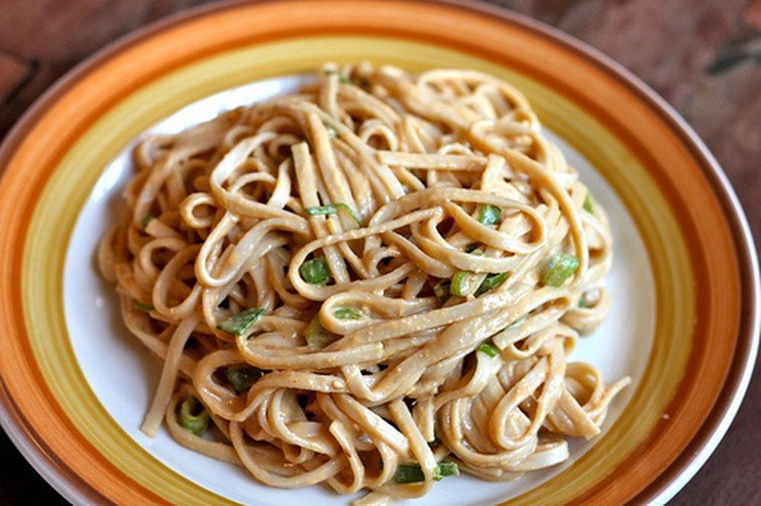 Spaghetti con sésamo y mantequilla de maní