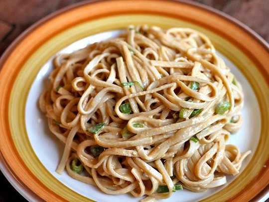Spaghetti con sésamo y mantequilla de maní