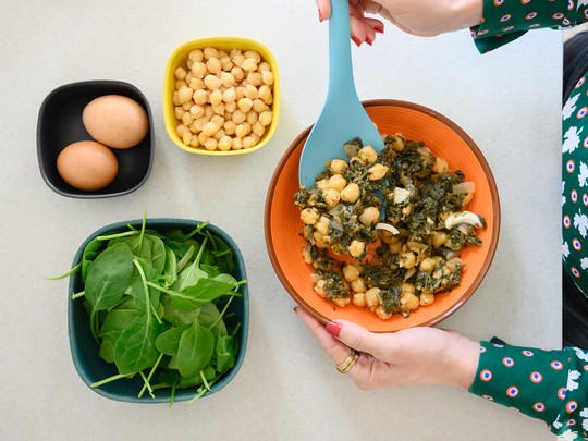 Espinacas salteadas con garbanzos y huevo