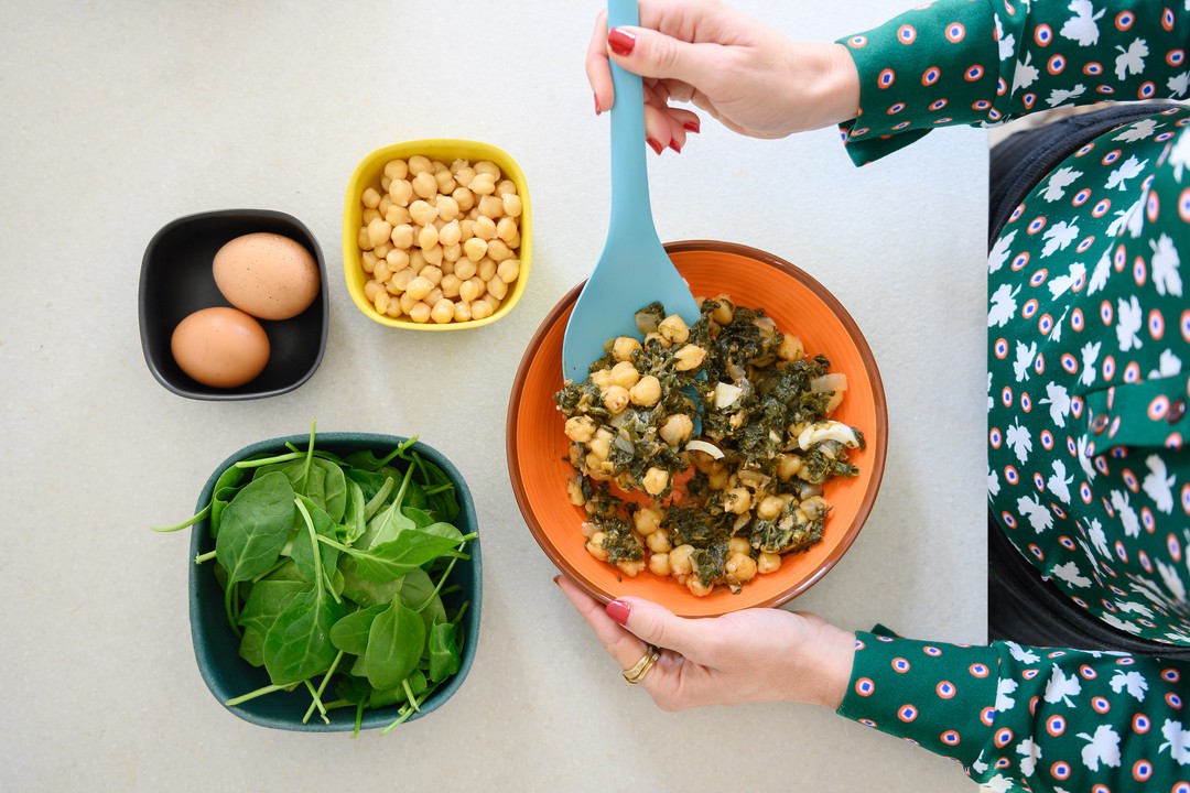 Espinacas salteadas con garbanzos y huevo