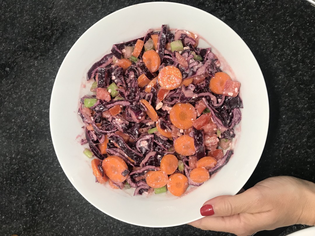 Ensalada colorida con repollo morado